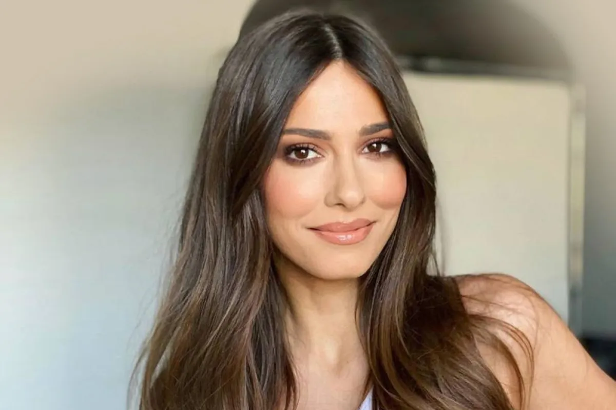 تسريحة الغرة المنقسمة مع الشعر المالس - الصورة من صفحة analazarescuhair على إنستغرام