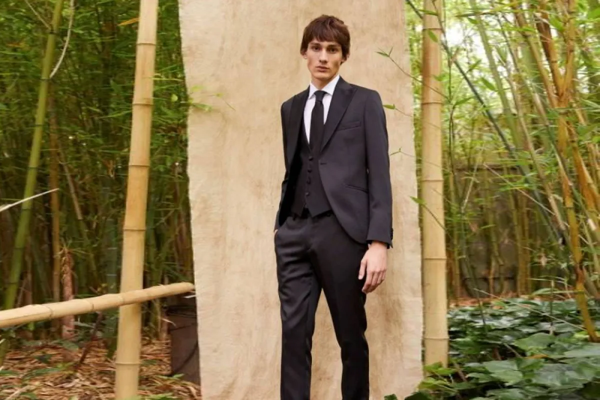 للرجل كيفية تنسيق القميص الأبيض مع البدلة من عروض 2022 من ايمانويل انغارو  Emanuel Ungaro