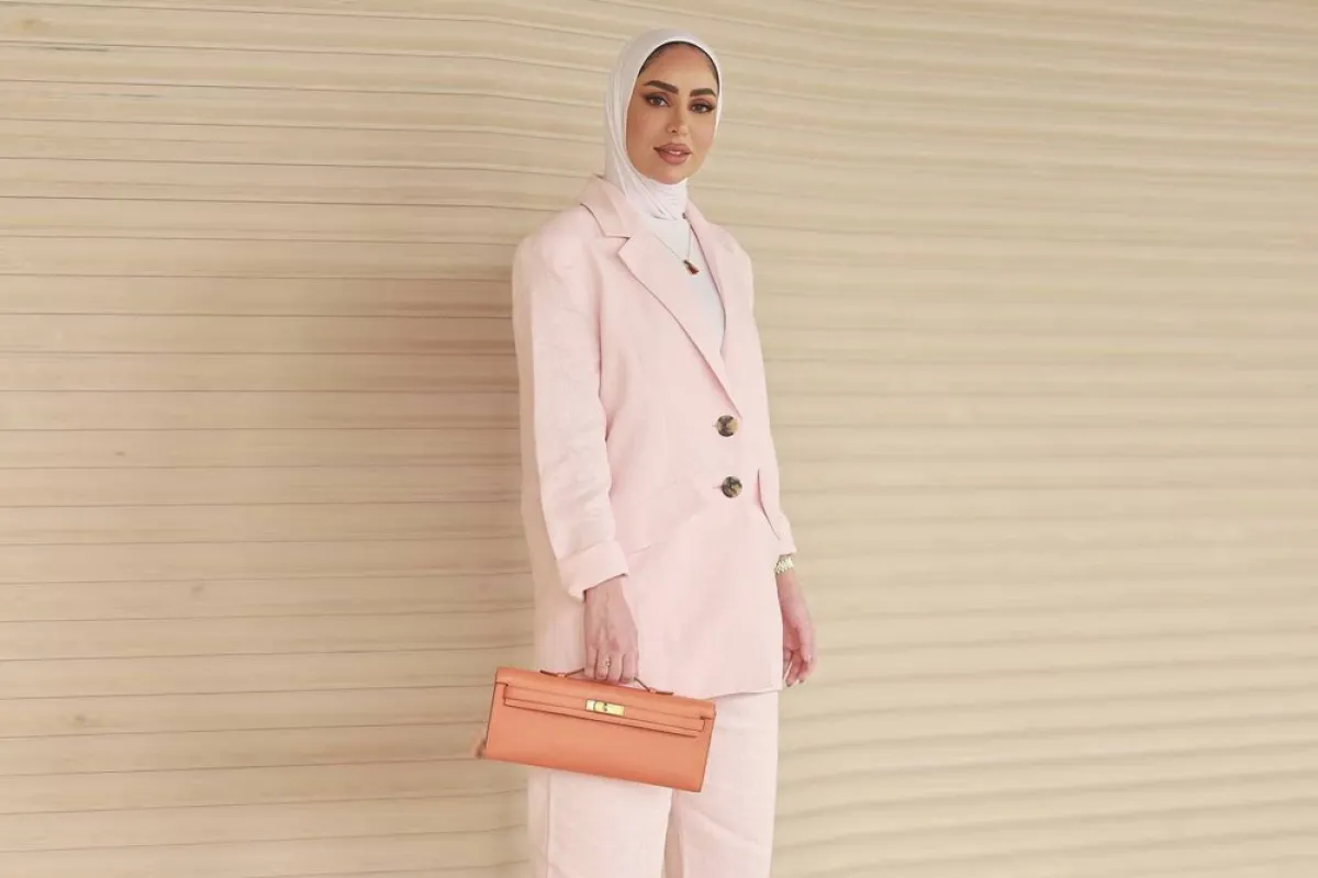 فاطمة العوضي بالبدلة الرسمية