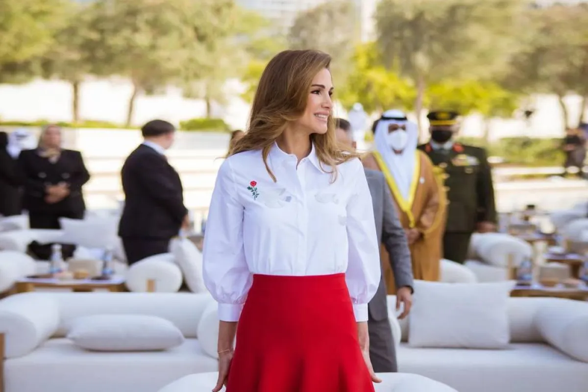 الملكة رانيا بإطلالة رسمية بالتنورة والقميص