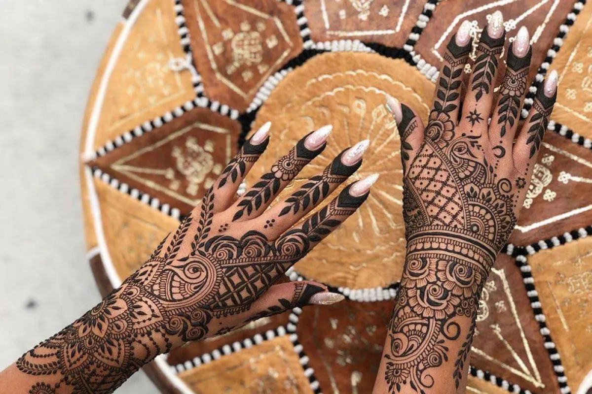 نقش حناء بالزخارف الشرقية للعروس الخليجية- الصورة من صفحة ritualbydesign على إنستغرام