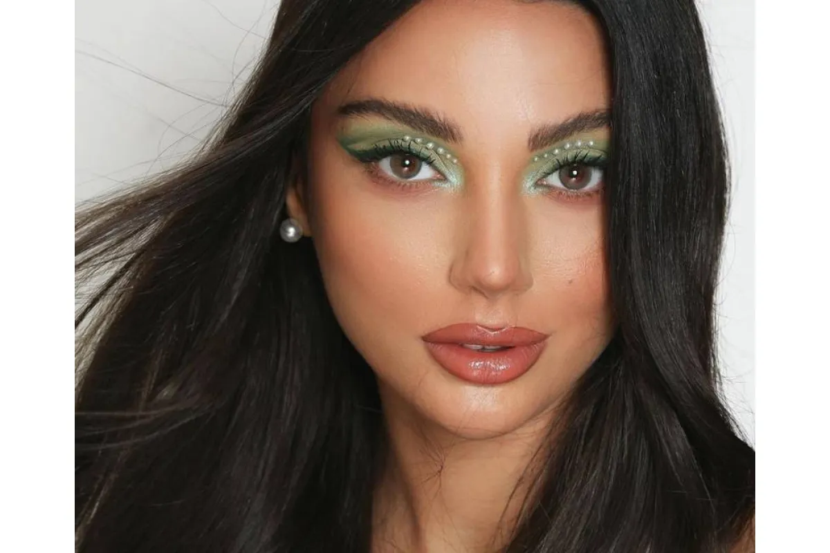 مكياج عيون أخضر مرصع باللؤلؤ(الصورة من حساب خبيرة المكياج أبرار الخاتم على إنستغرام)