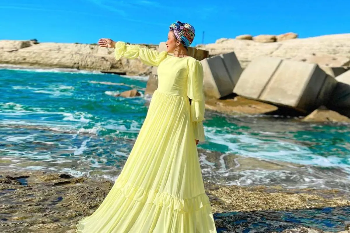 فاطمة نصر بفستان صيفي باللون الأصفر