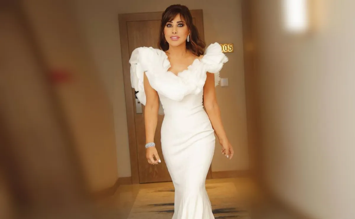 نجوى كرم بفستان باللون الأبيض