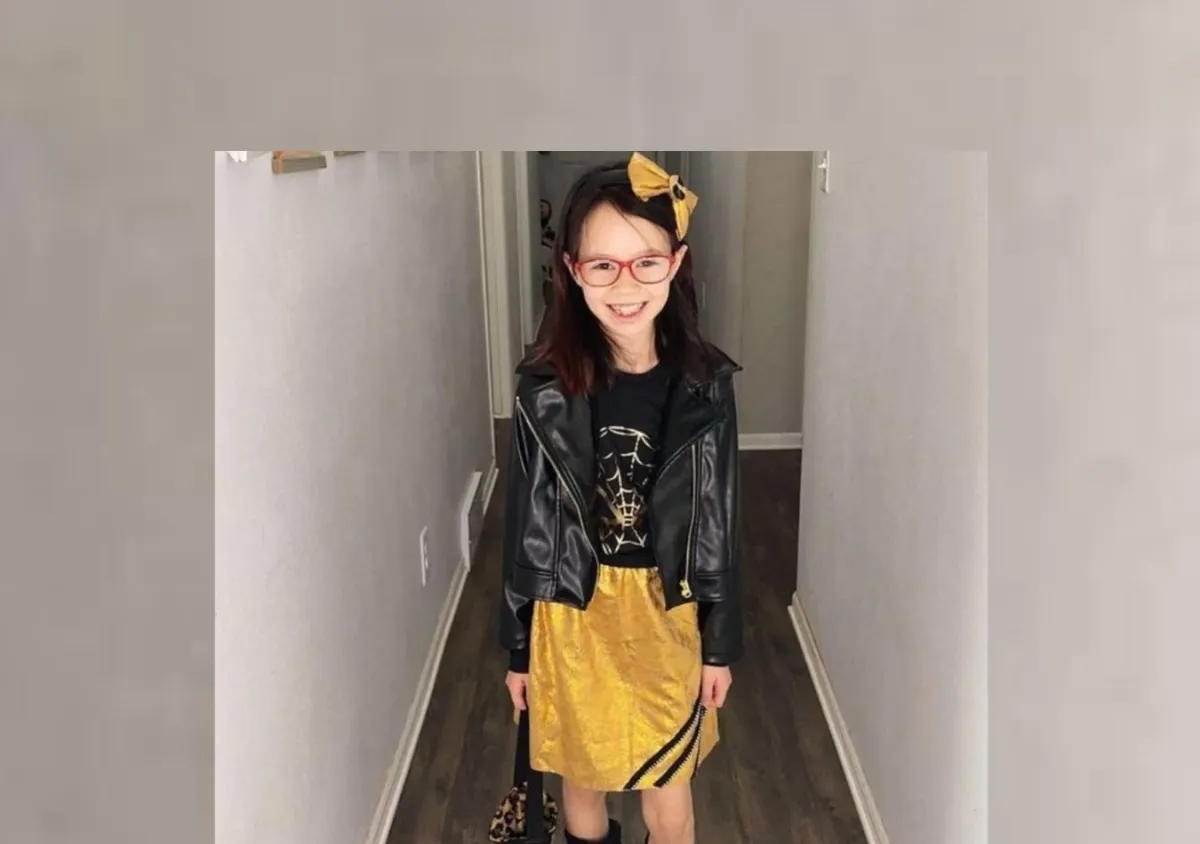 طفلة تسع سنوات تصمم ملابسها