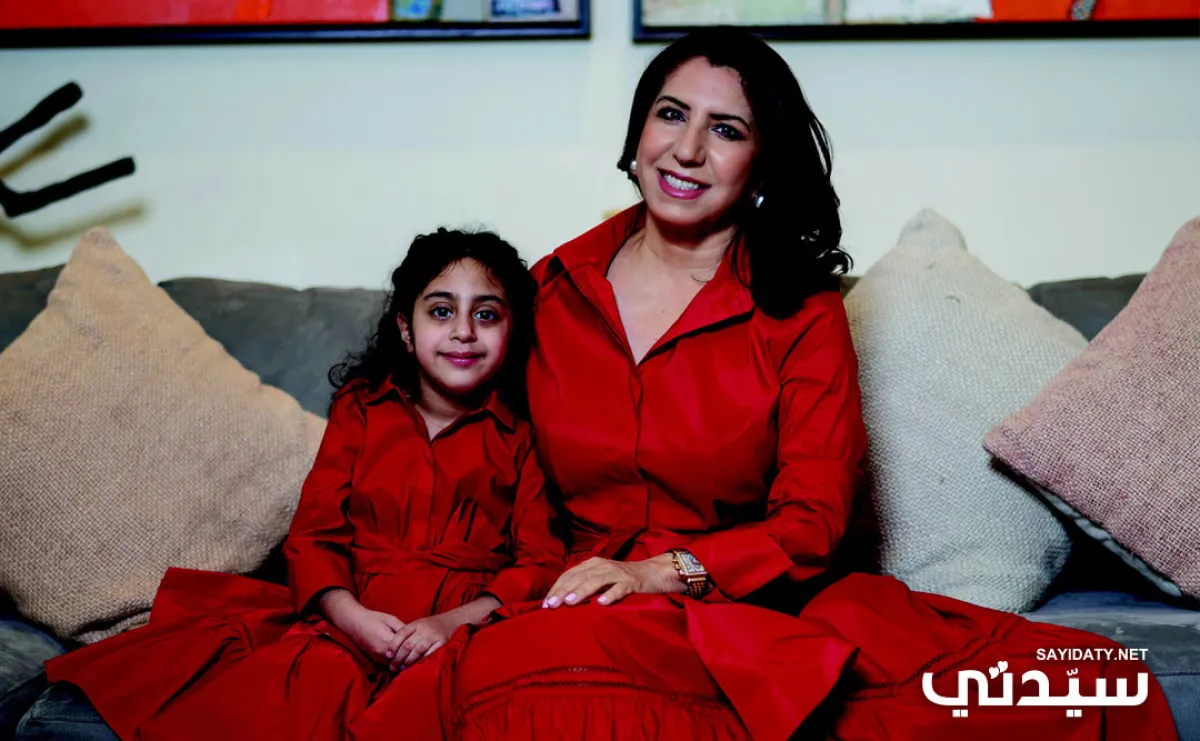 صورة الفنانة التشكيلية سلمى المرّي وحفيدتها مايا