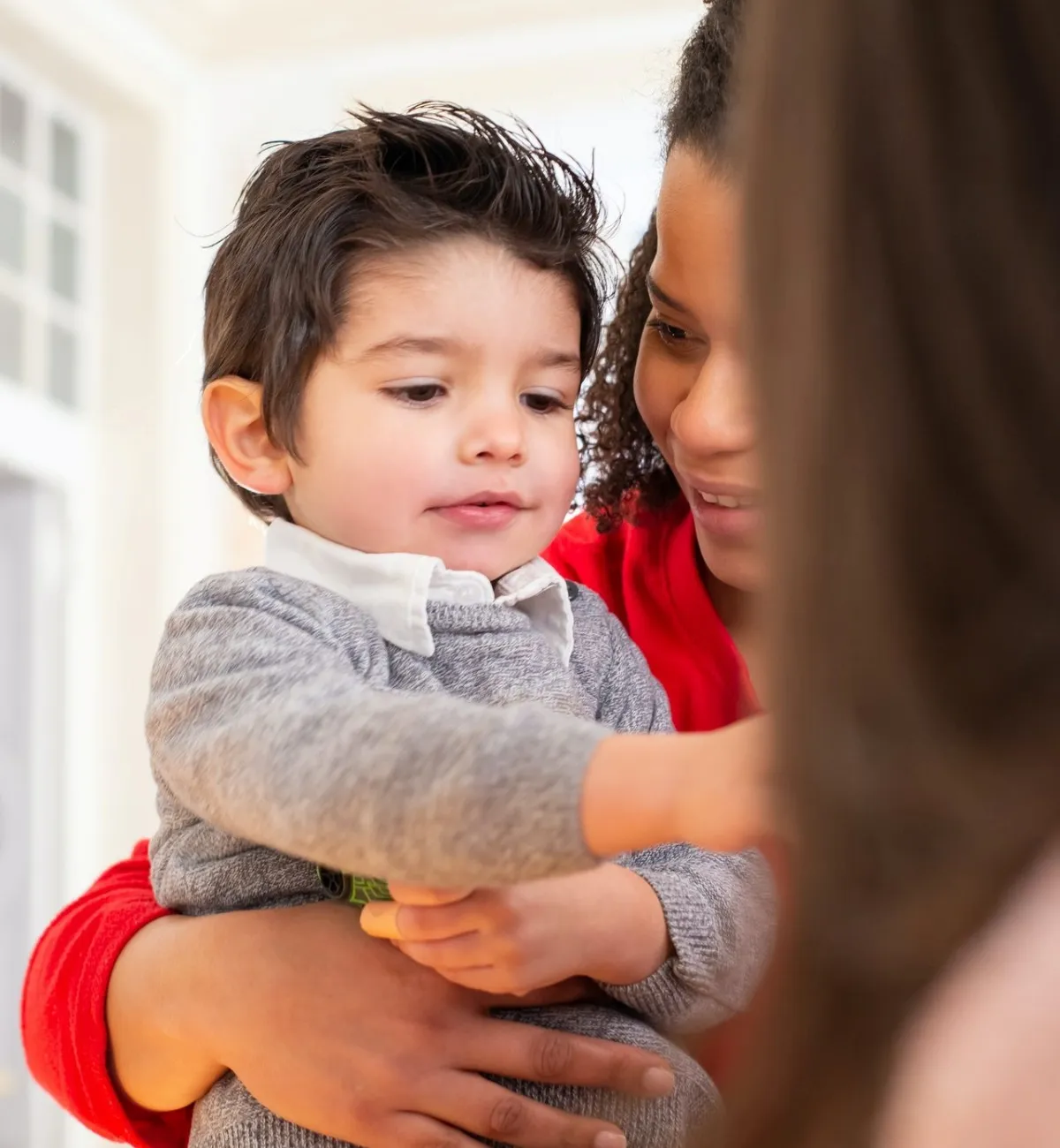 صورة طفل في حضن أمه