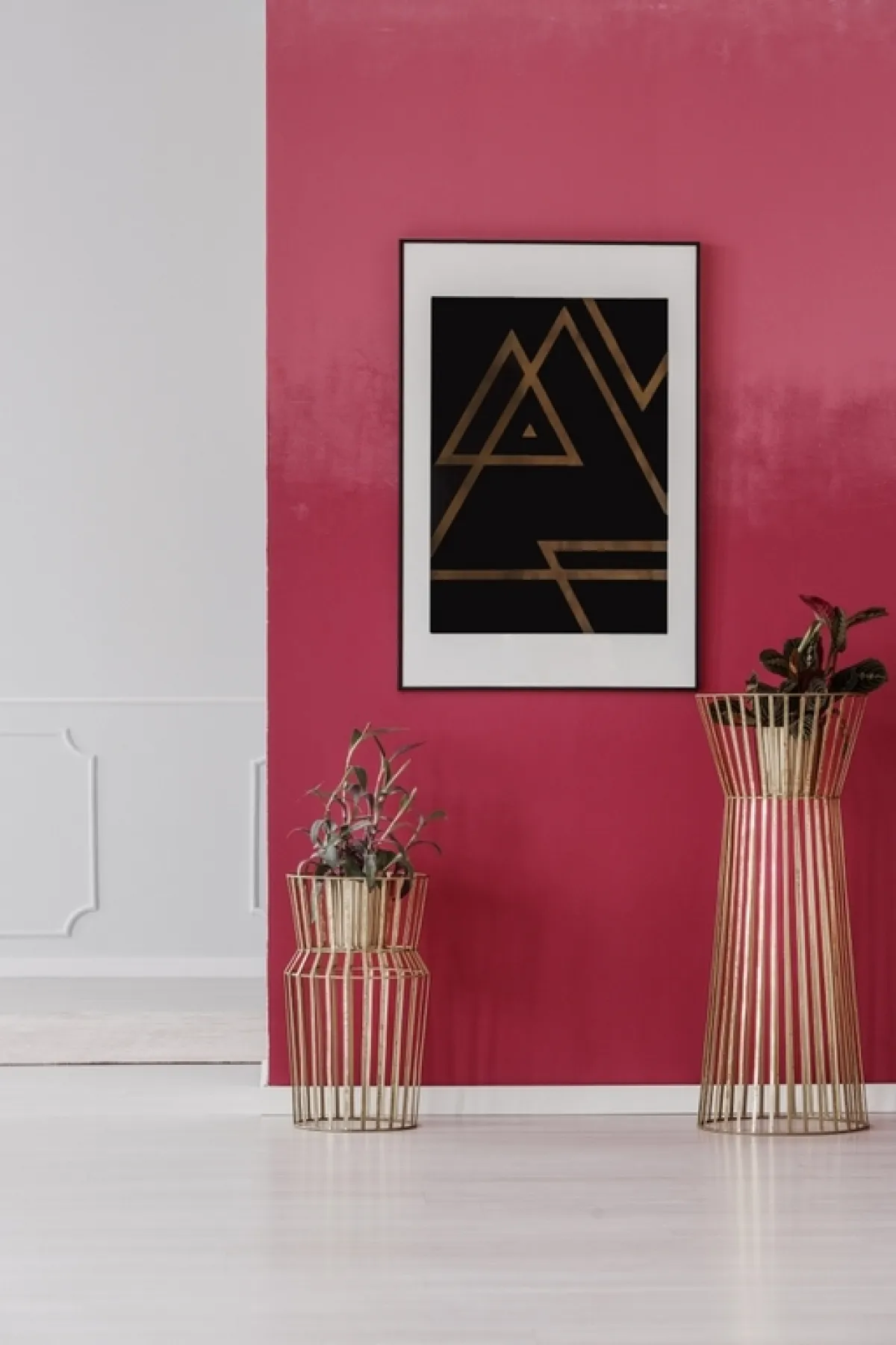 'بوستر' على جدار الممرّ، المميّز بلون الطلاء البارز، بالإضافة إلى التزيين بزوجين من أحواض النباتات