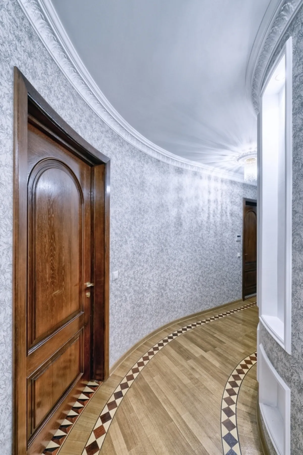 في الصورة، يلفت العمل التصميمي الموزّع على أرضيّات الممرّ وجدرانه