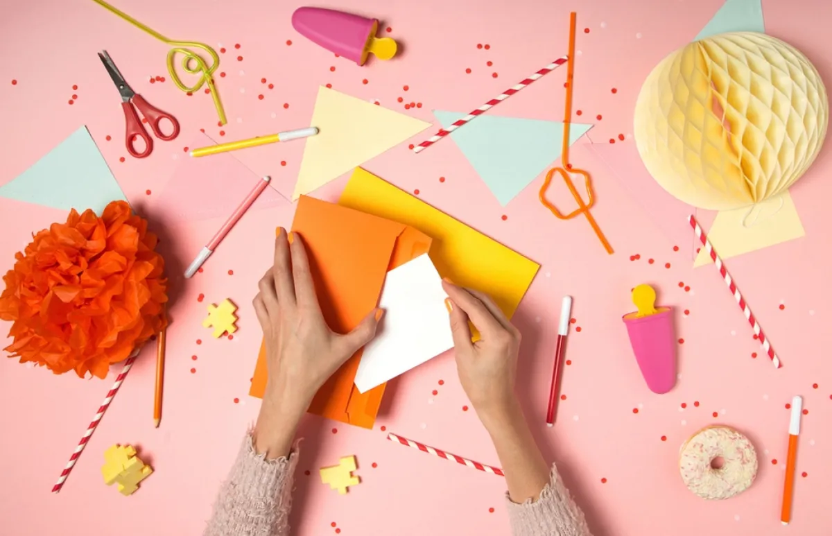 كيفيّة صنع ظرف معايدة يوم الأم بالورق؟