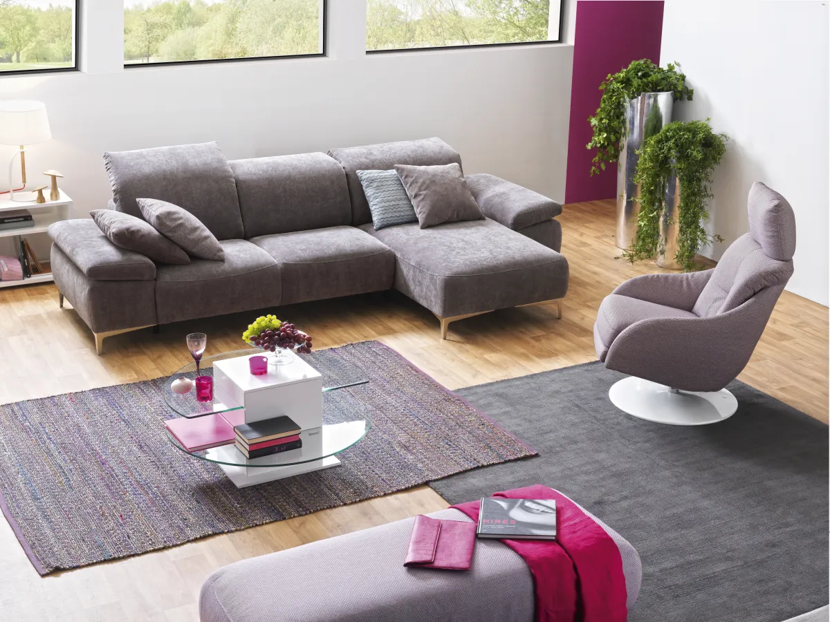 الصوفا هي قطعة الأثاث الرئيسة في المجلس