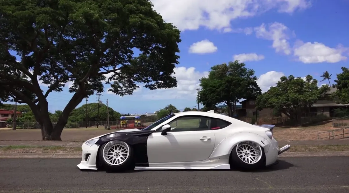 سوبارو بي آر زد بوصة واحدة ترتفع عن الأرض