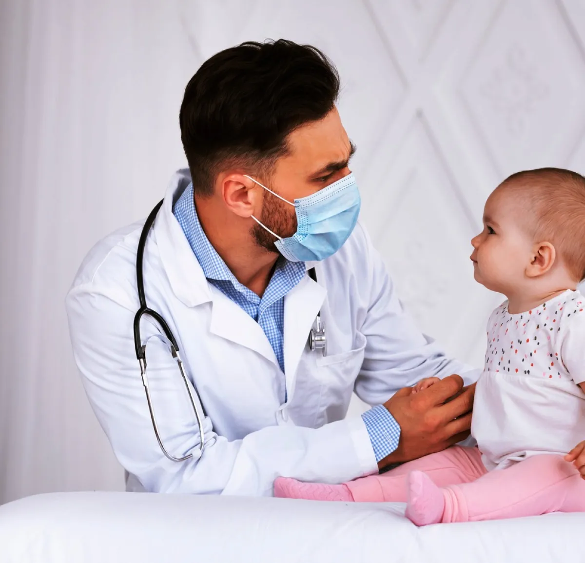 صورة لرضيع عند الطبيب