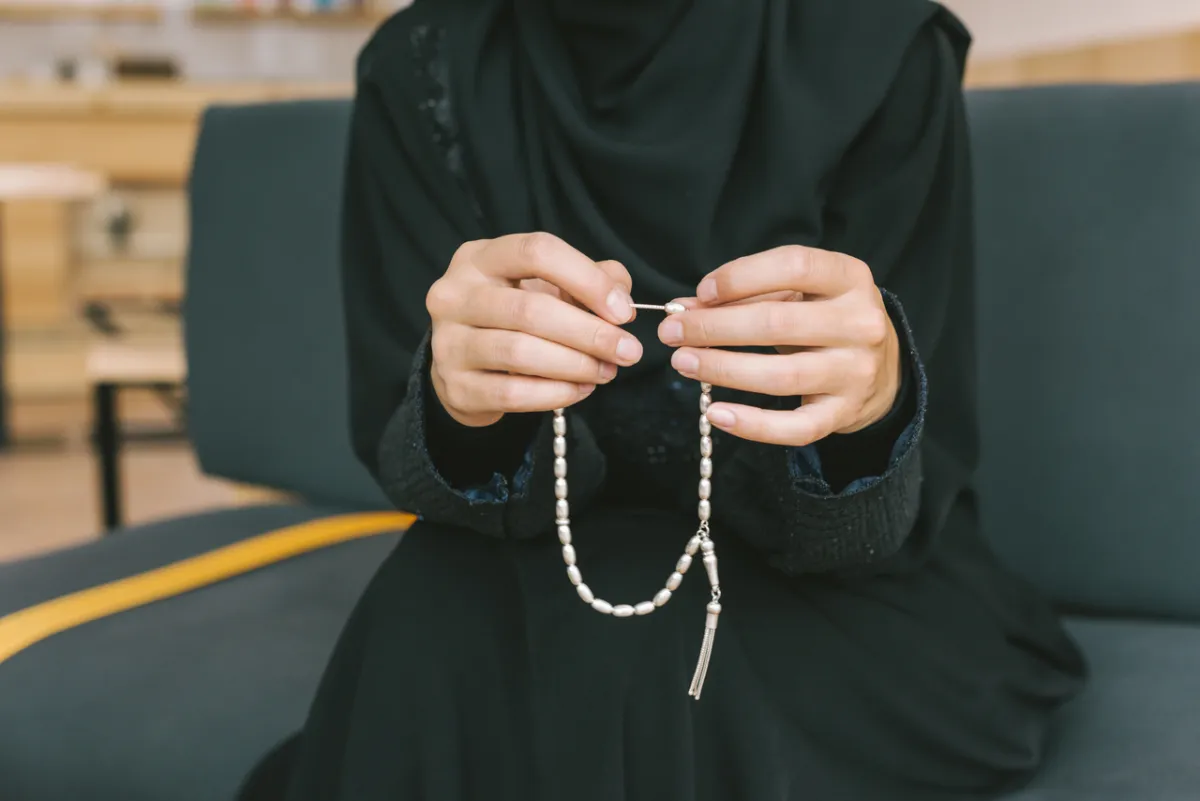 صورة لامرأة تدعو