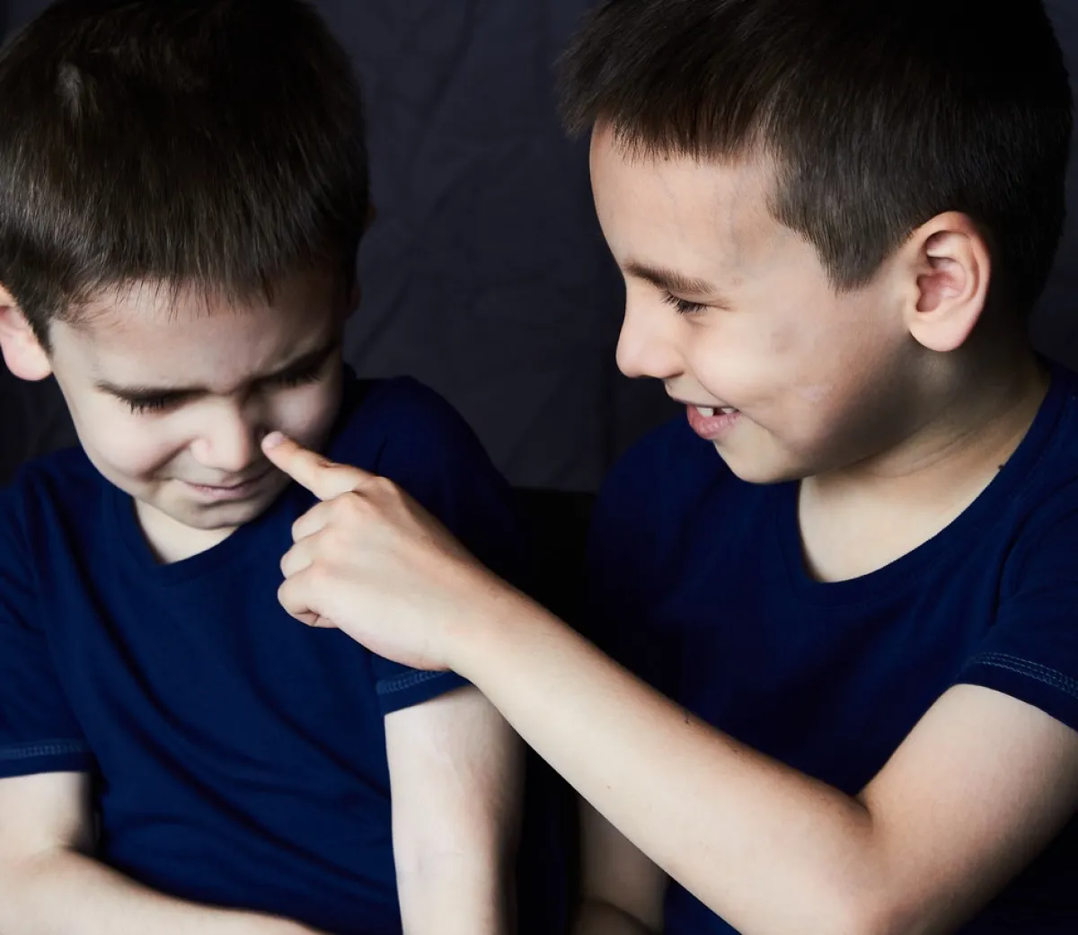 صورة لشقيقين