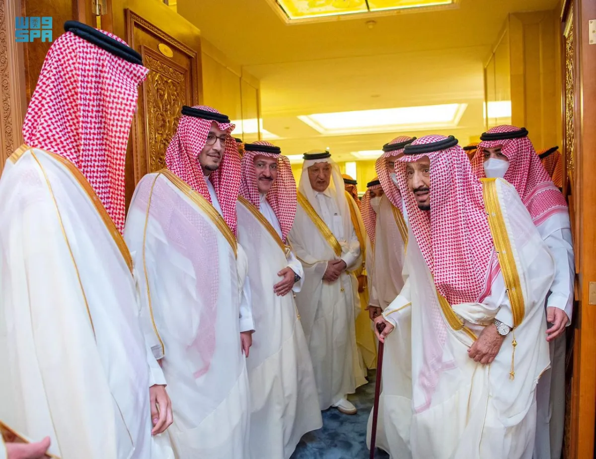 الملك سلمان خلال وصوله إلى مكة المكرمة- الصورة من واس