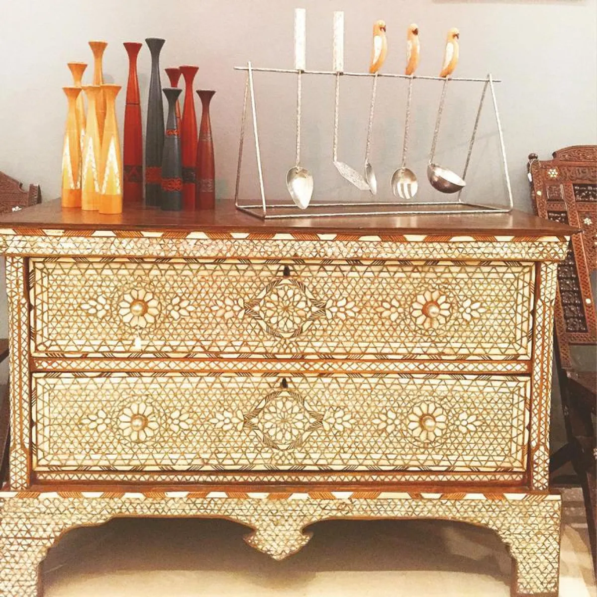 نموذج من أعمال الصدف على الأثاث