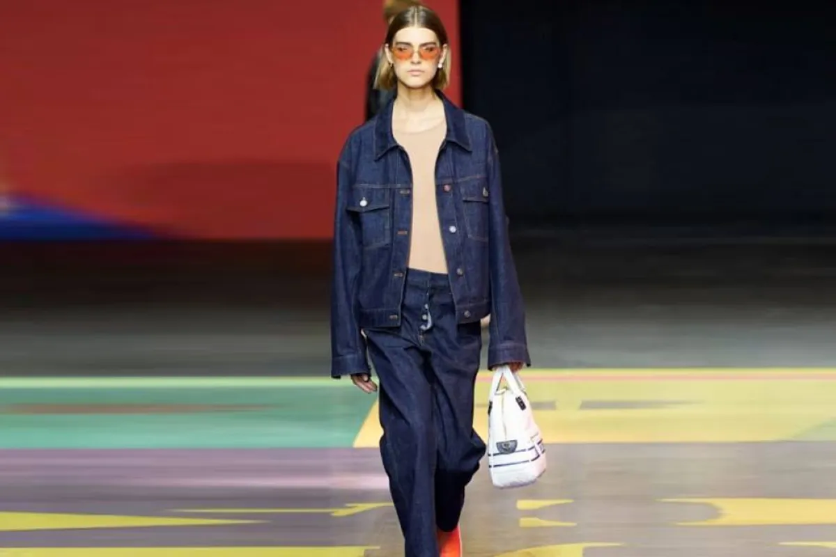 سروال الجينز مع الجاكيت من كريستيان ديور  Christian Dior