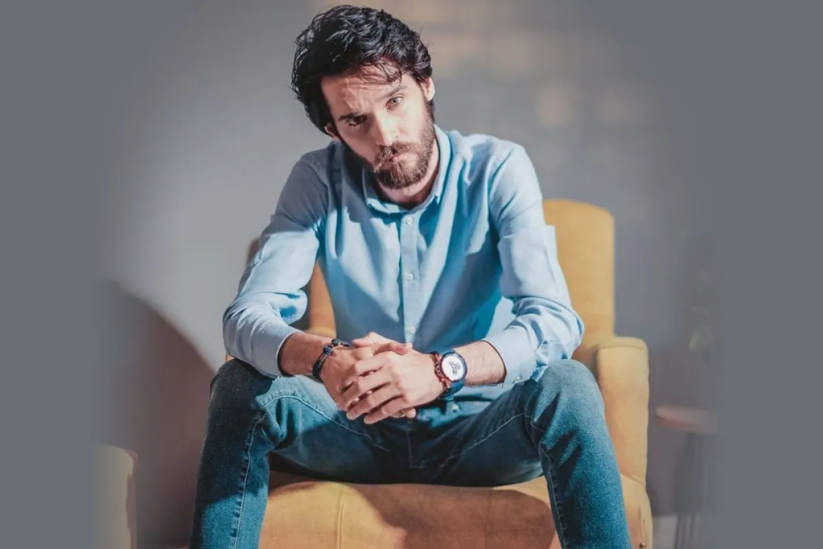 فارس ياغي بسروال جينز كلاسيكي  