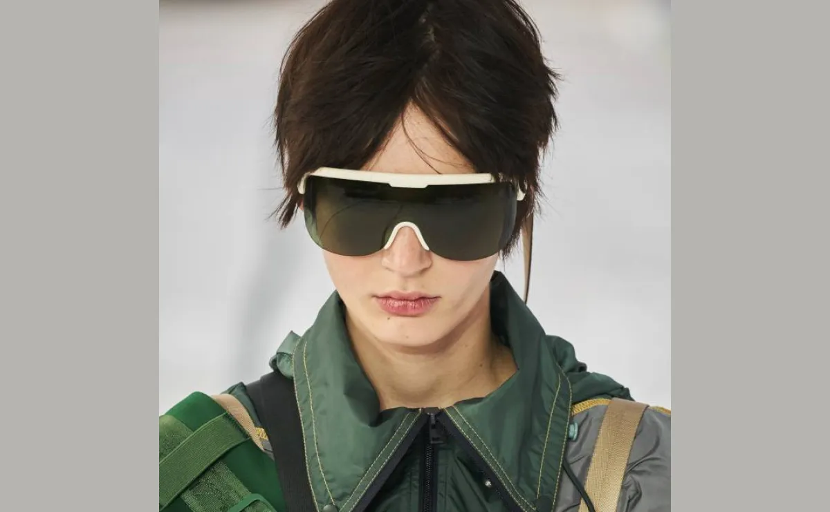 نظارة شمسية بإطار أبيض من  لاكوست Lacoste