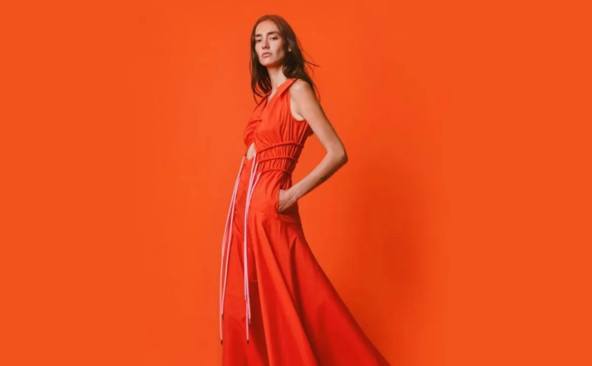 كيف ظهر اللون البرتقالي في عروض صيف 2022؟ من اكنفاس  Aknvas
