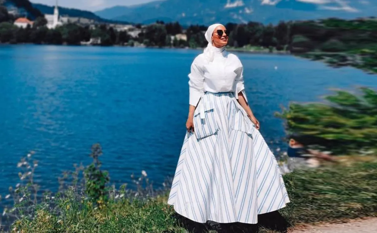 دلال الدوب بتنورة باللونين الأبيض والأزرق