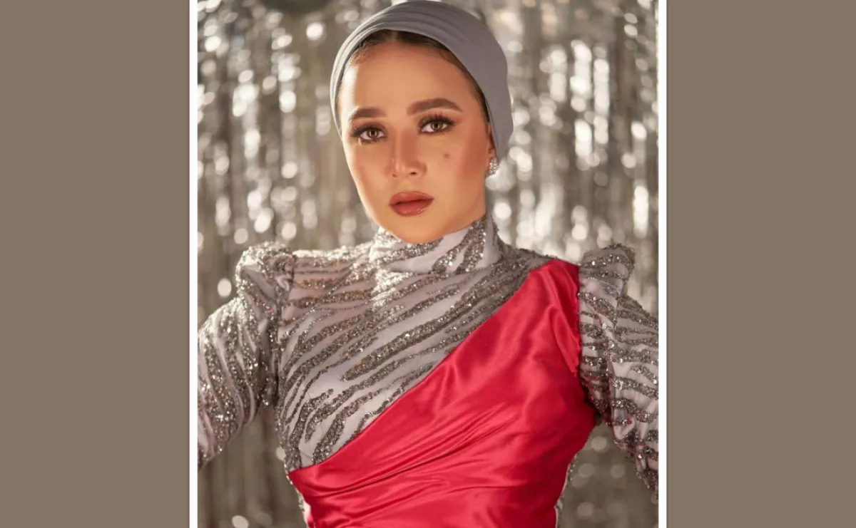 فاطمة نصر بلفّة تربون سواريه باللون الرمادي