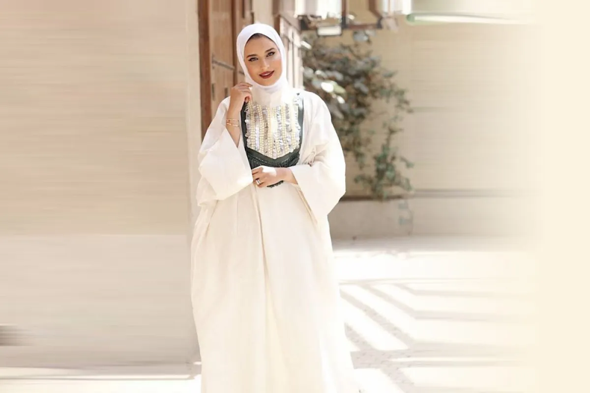 مريم الدوب بجلابية بيضاء واسعة