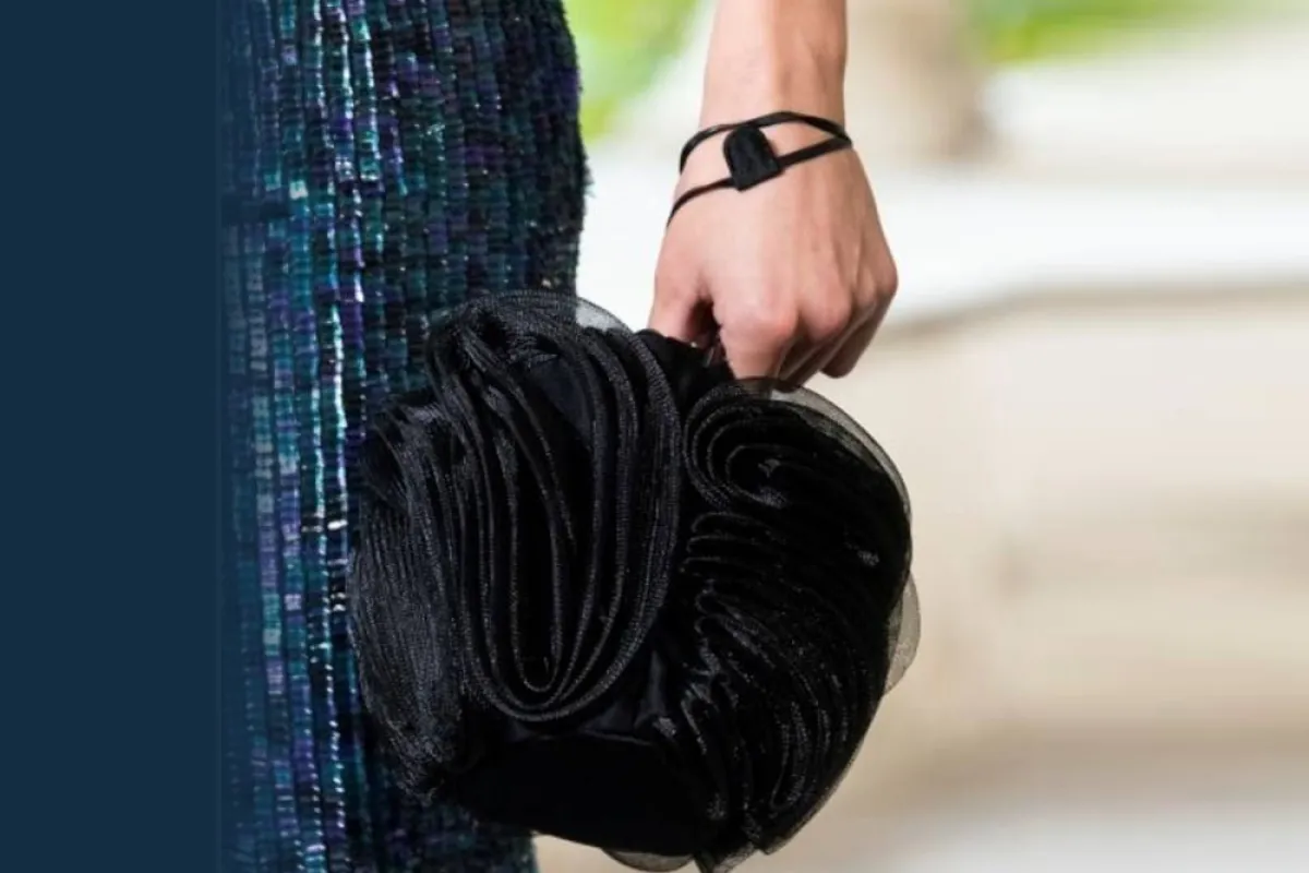 حقائب من دون كتف تحمل بواسطة اليد من عروض 2022 من ألبيرتا فيريتي   Alberta Ferretti