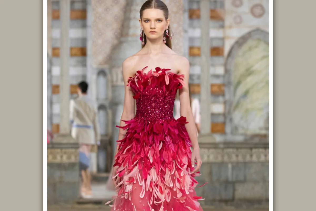 فستان بأكتاف مكشوفة باللون الأحمر من جورج حبيقة Georges Hobeika  