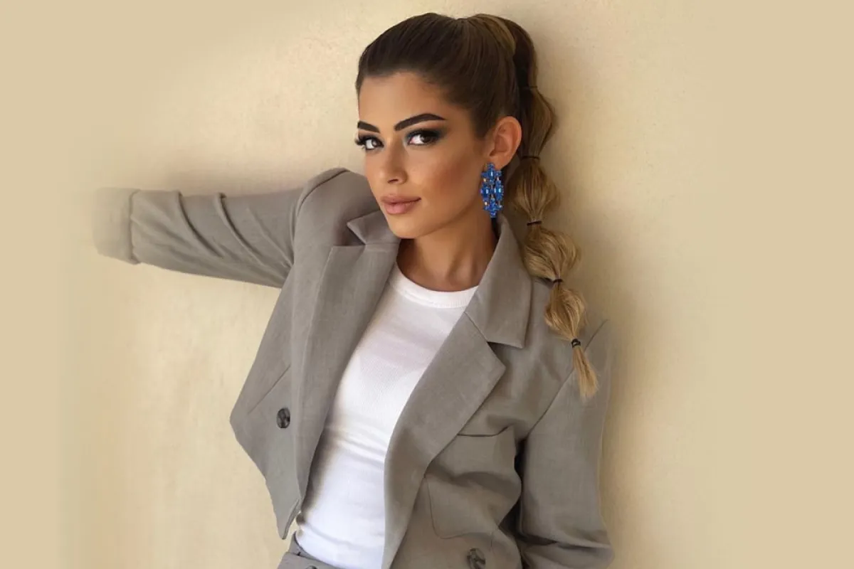 ليلى زاهر ببدلة شبابية باللون الرمادي 