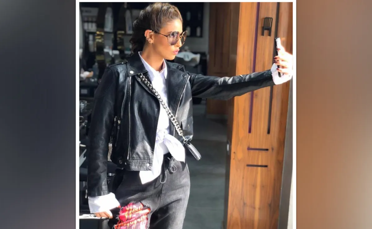 تنسيق البليزر الجلد مع قميص أبيض من مي سليم