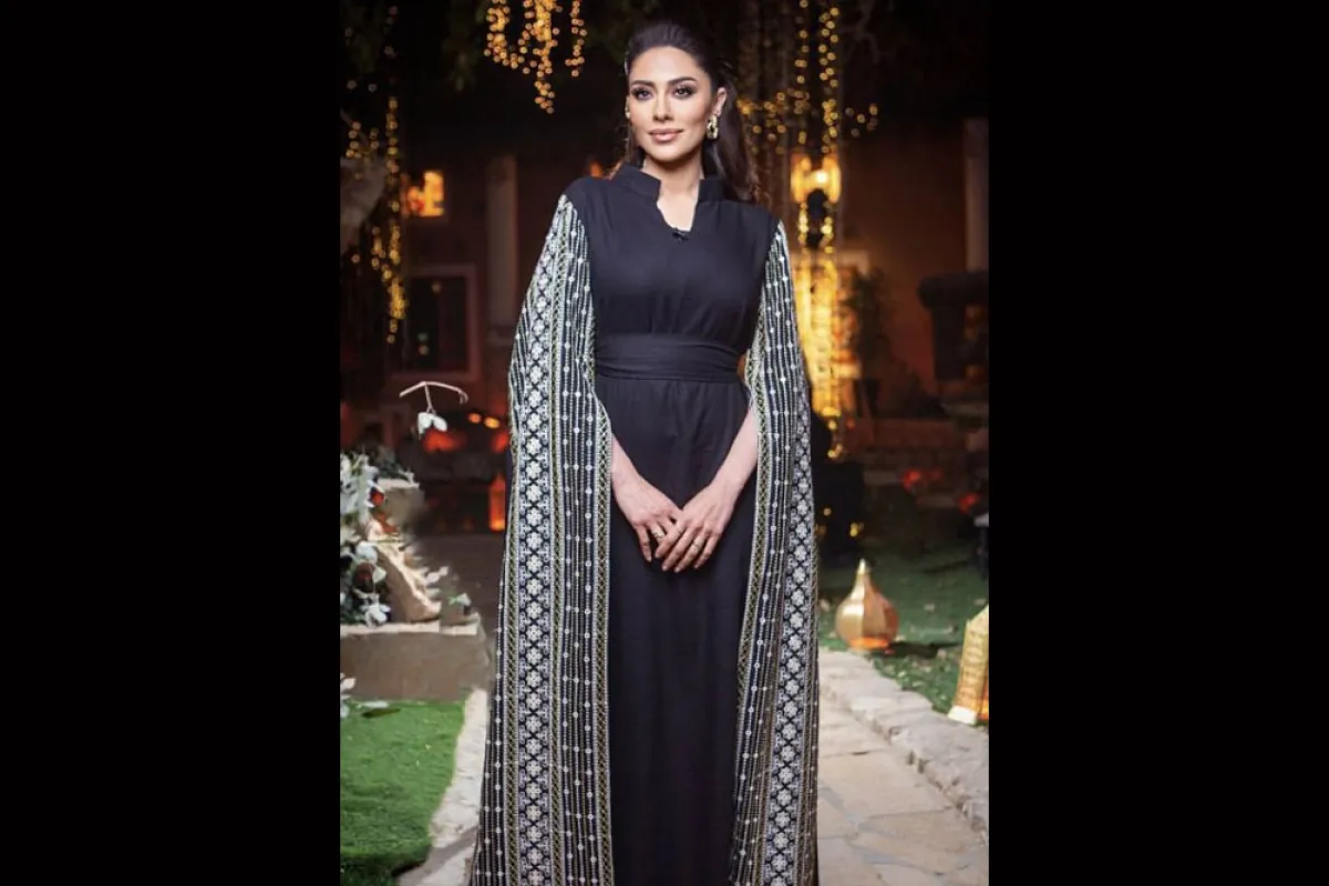 الجمبسوت الكحلي مع الاكمام المطرزة