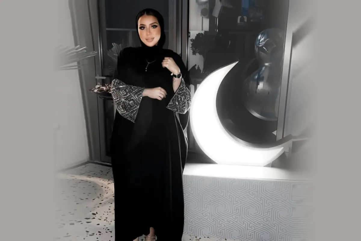 رهف الشامي بالعباية السوداء المطرزة