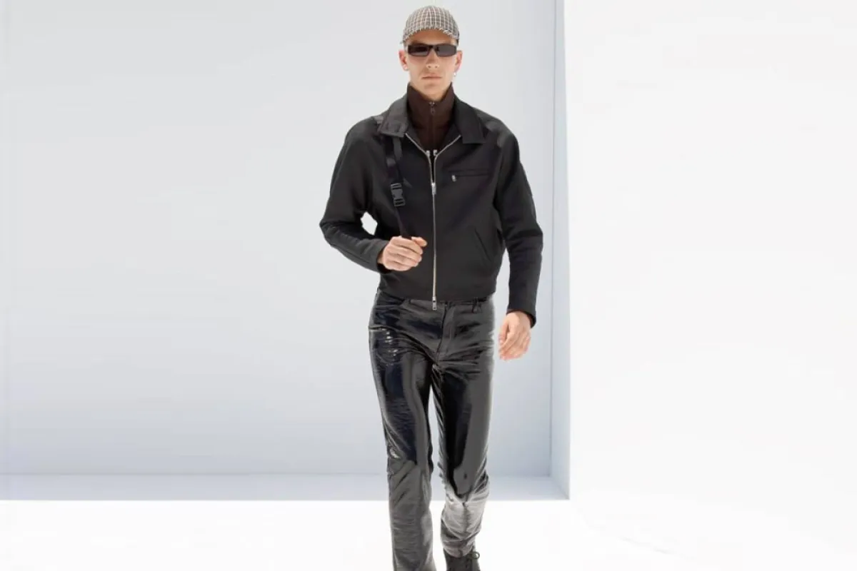 للرجل إطلالات رسمية بالبدلة السوداء من كوريج  Courreges