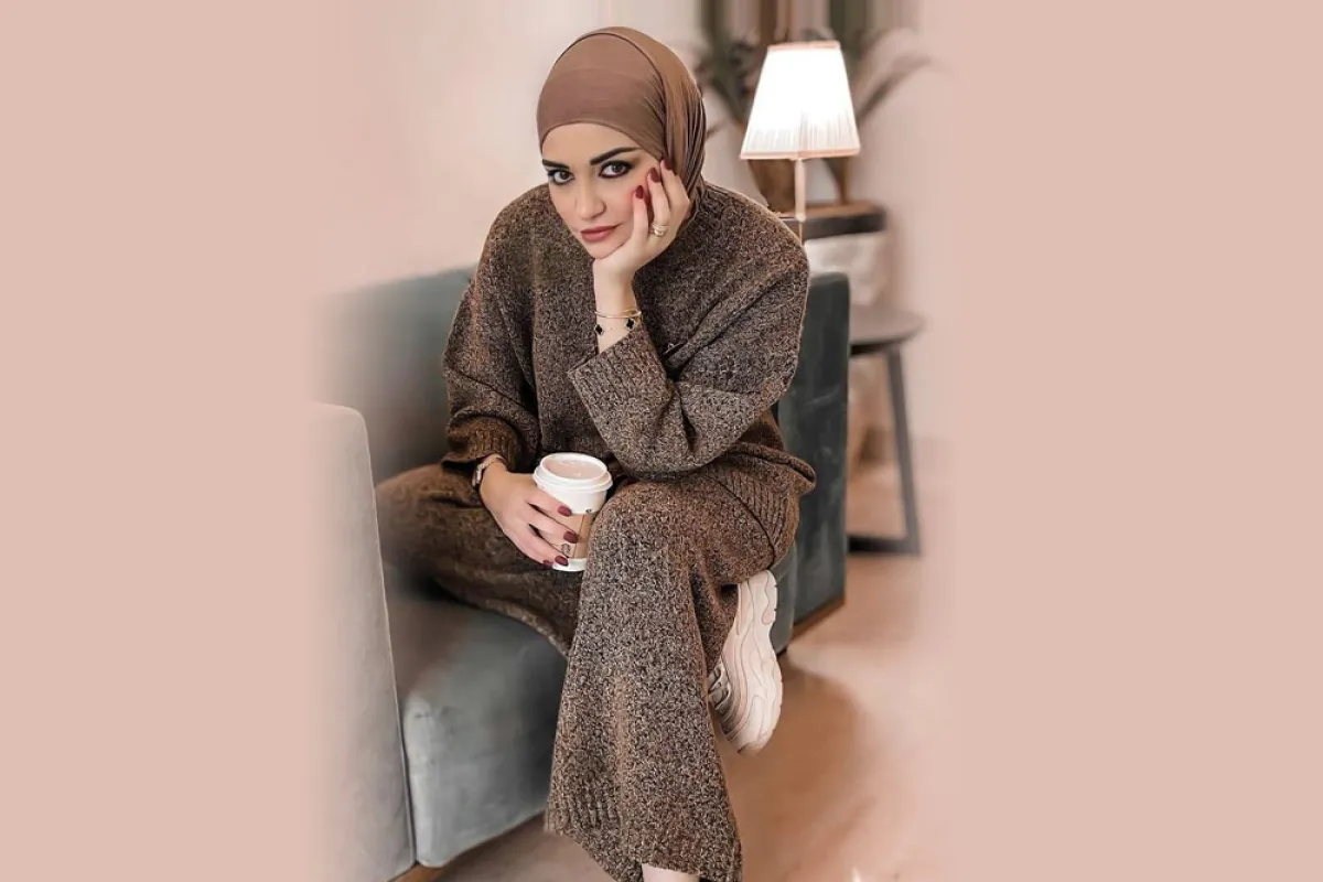 سارة الجمّال بأزياء مونوكروم