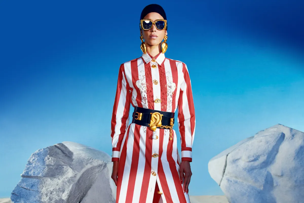 فستان مقلّم باللون الأحمر من  سكياباريللي Schiaparelli   