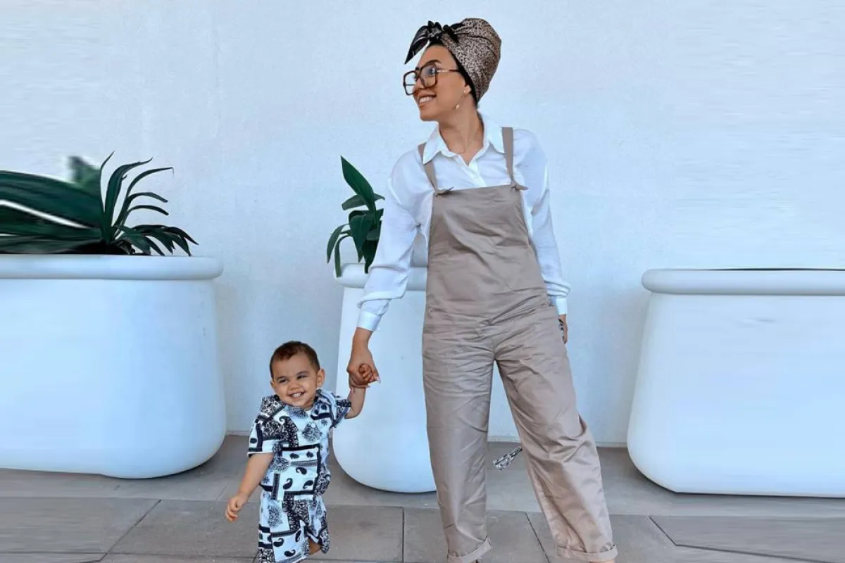 مي إبراهيم بجمبسوت باللون البيج