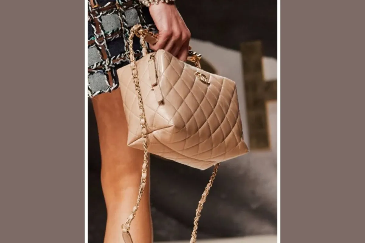 حقائب باللون البيج لخيارات عملية من شانيل  Chanel
