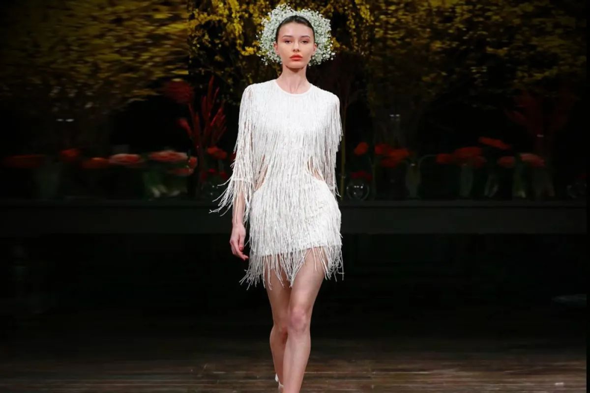 فستان زفاف مُزين بالشراشيب من نعيم خان Naeem Khan