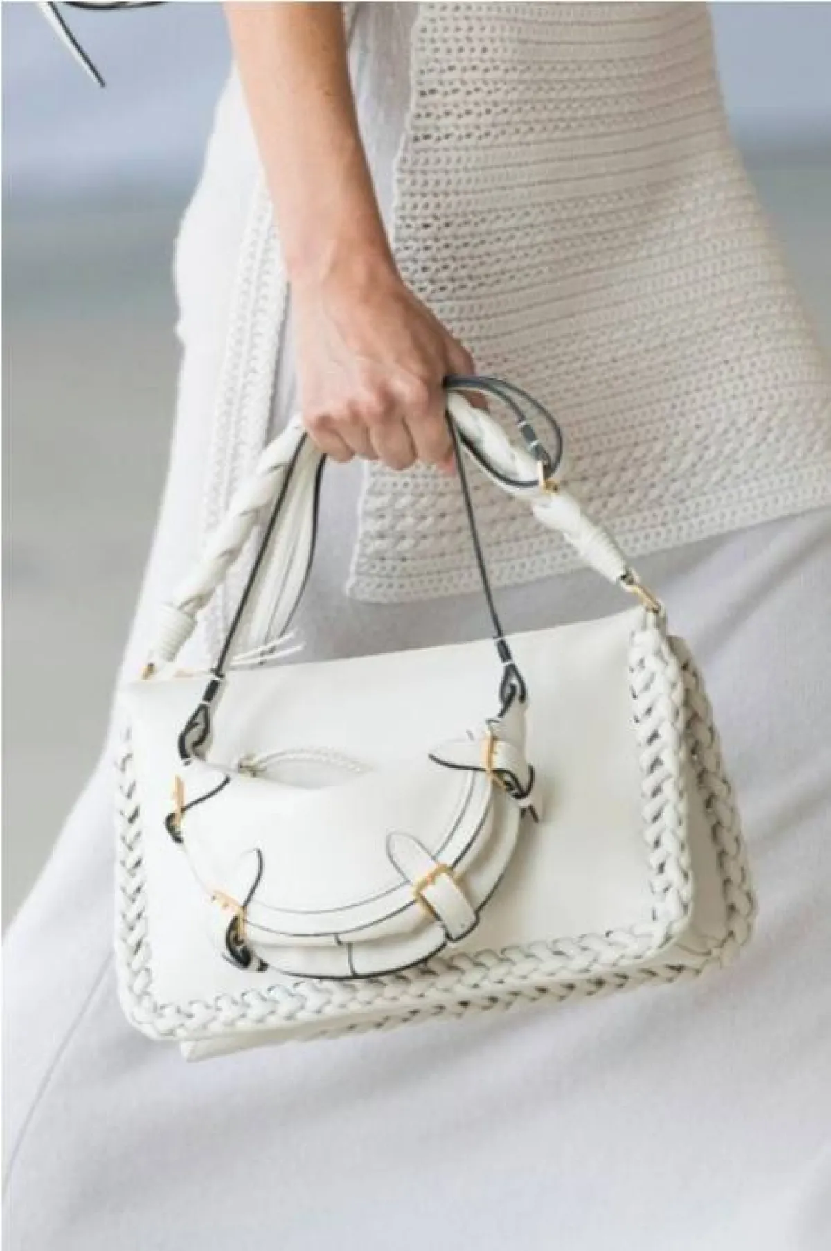 حقائب باللون الأبيض لإطلالة منعشة هذا الصيف 