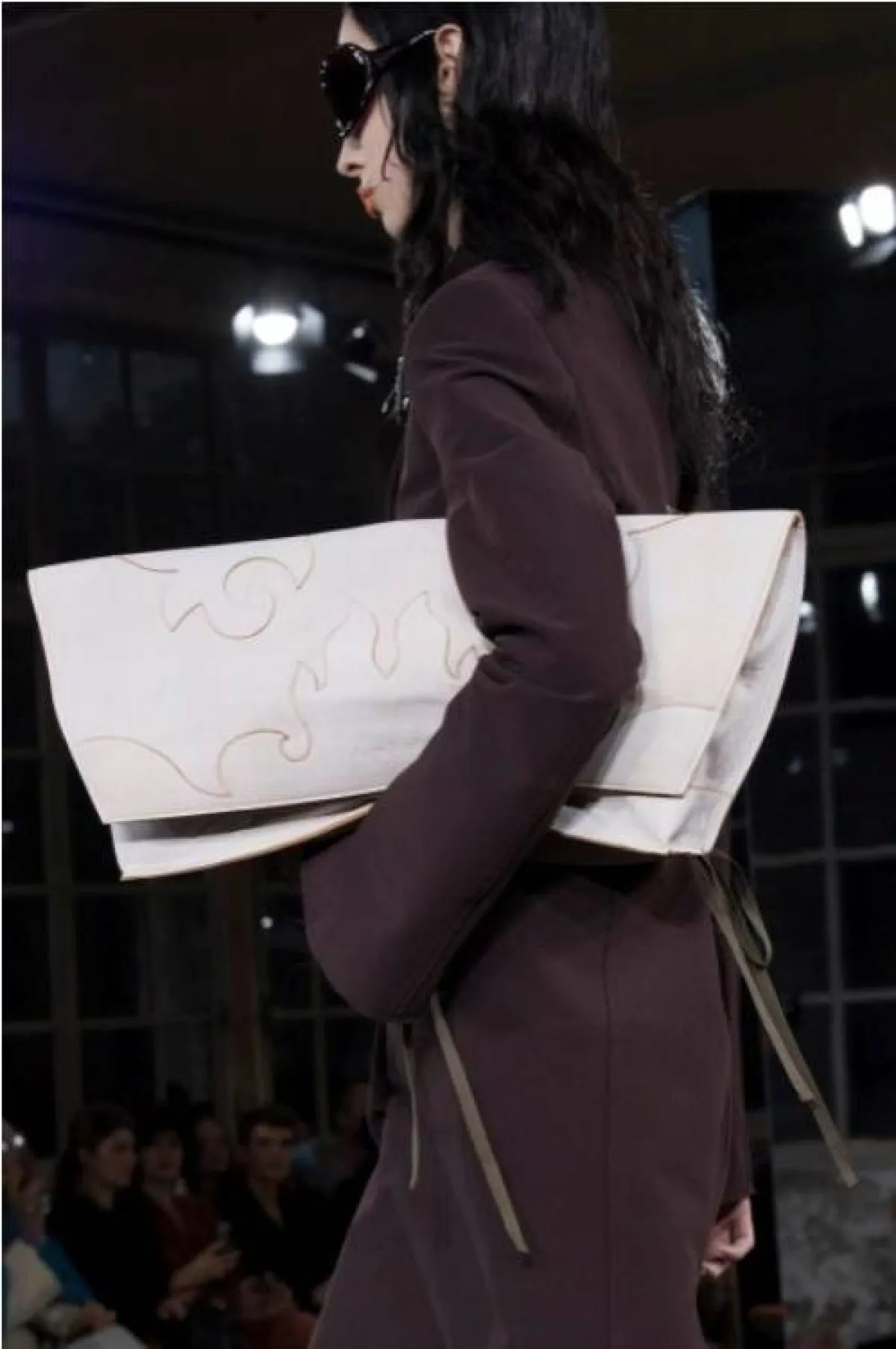 حقائب باللون الأبيض لإطلالة منعشة هذا الصيف 