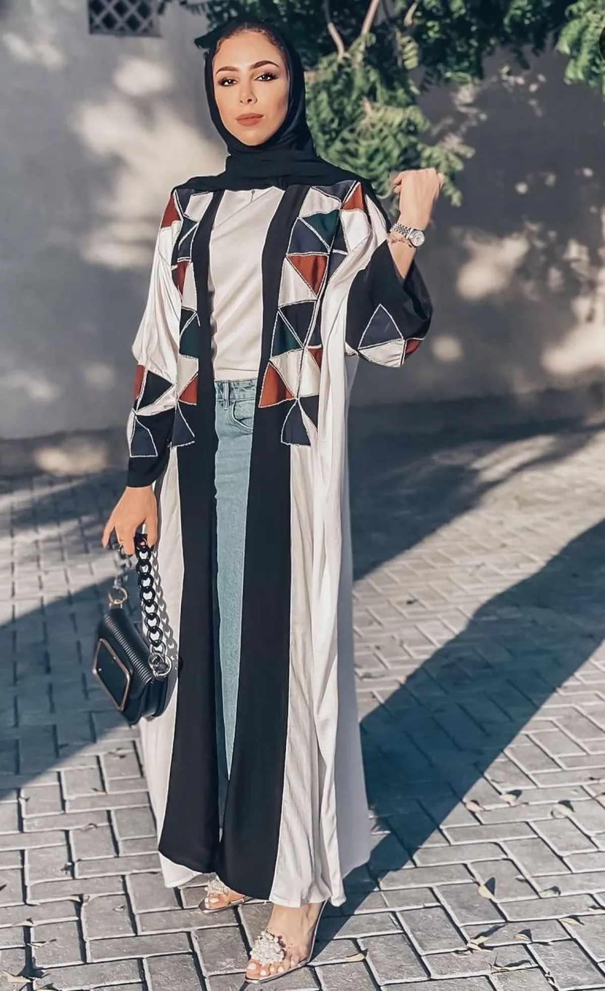 العباية المطرزة مع الجينز