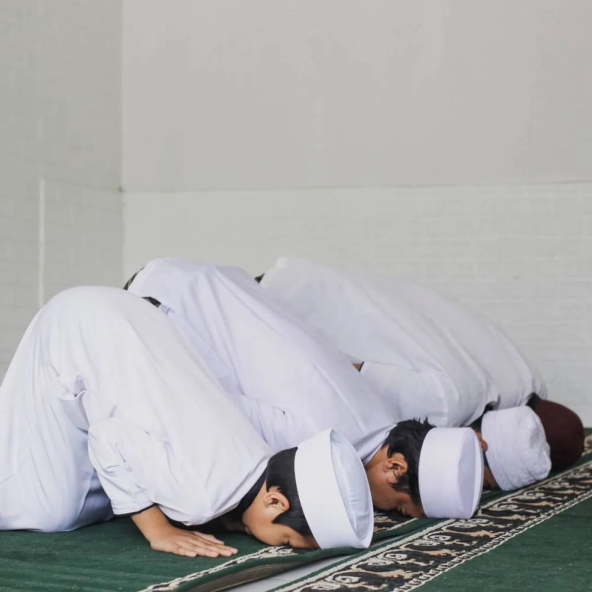 صورة لأطفال يصلون