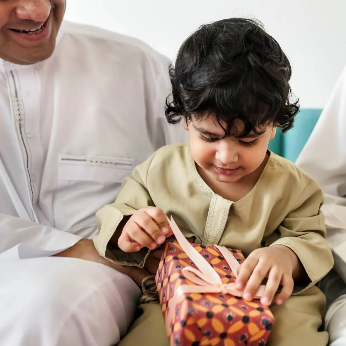 صورة لطفل يفتح هديته