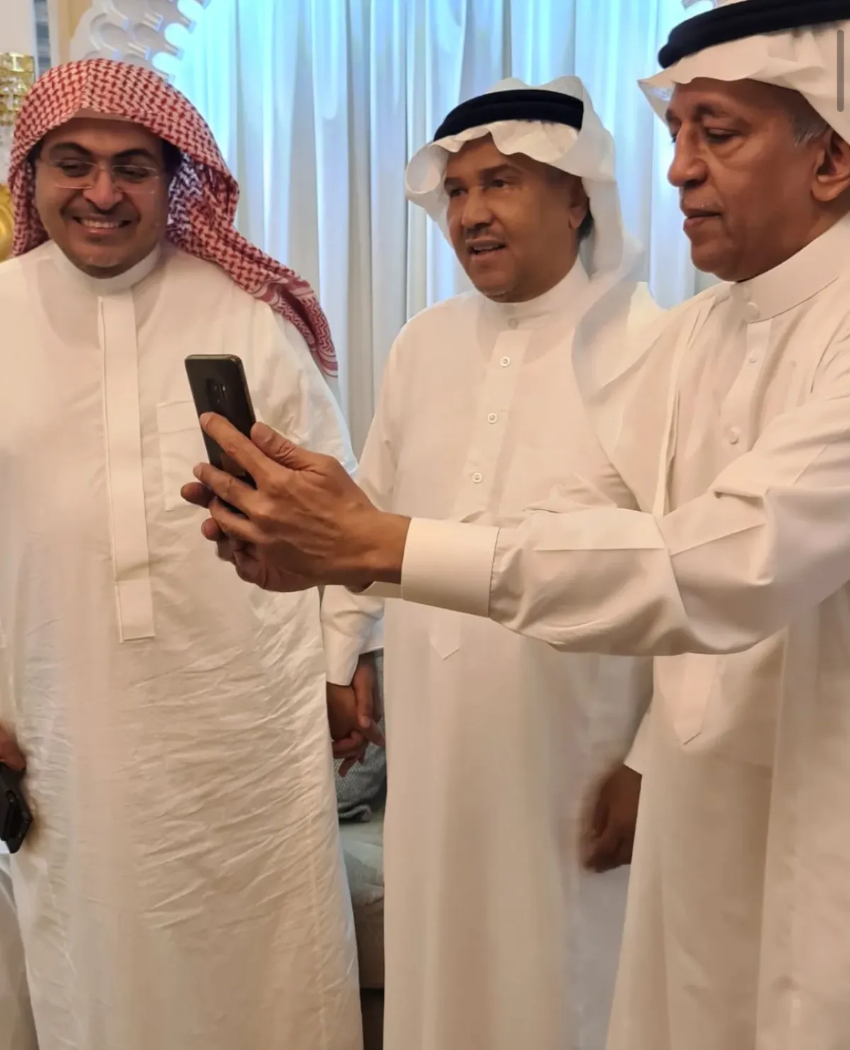 أحمد مكي وأحمد بن باز مع الفنان محمد عبده في حفل السحور- الصورة من حساب علي فقندش على الانستجرام