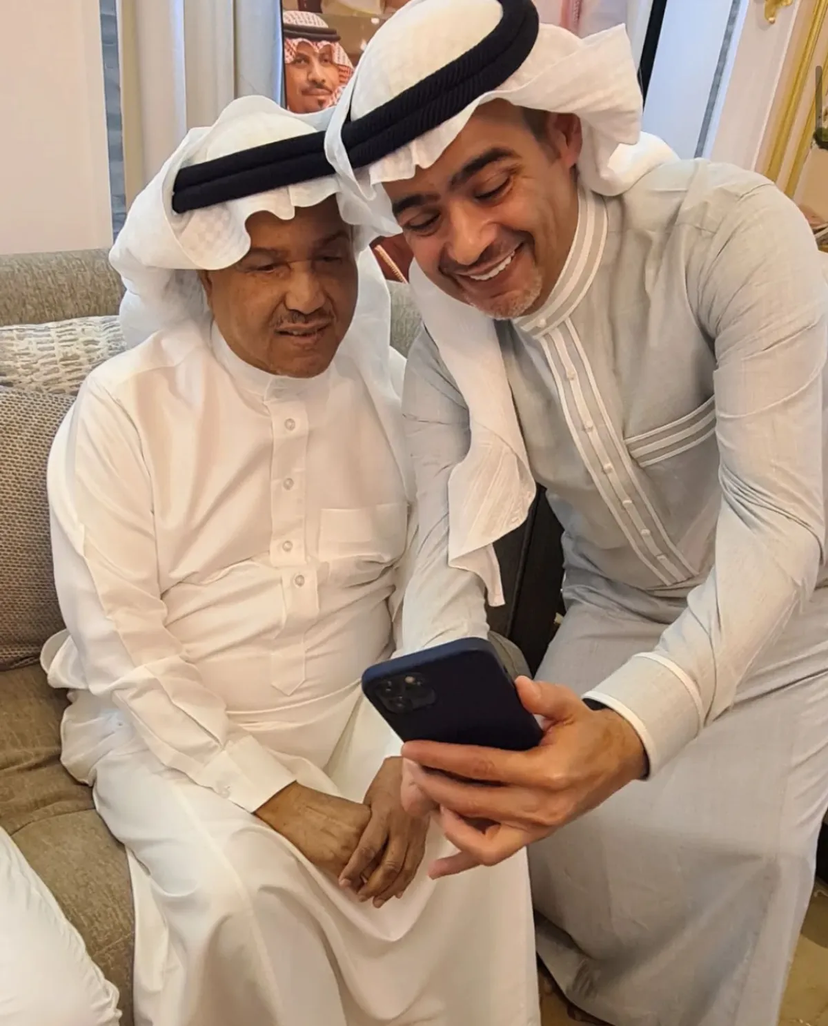 ايمن الرابغي يلتقط سيلفي مع محمد عبده في حفل السحور- الصورة من حساب علي فقندش على الانستجرام