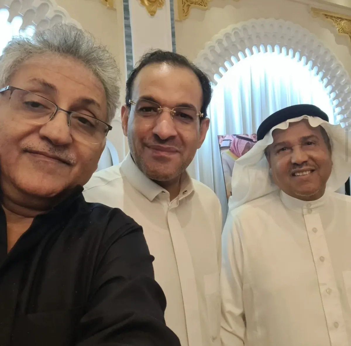 علي فقندش ومحمد الحميدي والفنان محمد عبده في حفل السحور- الصورة من حساب علي فقندش على الانستجرام