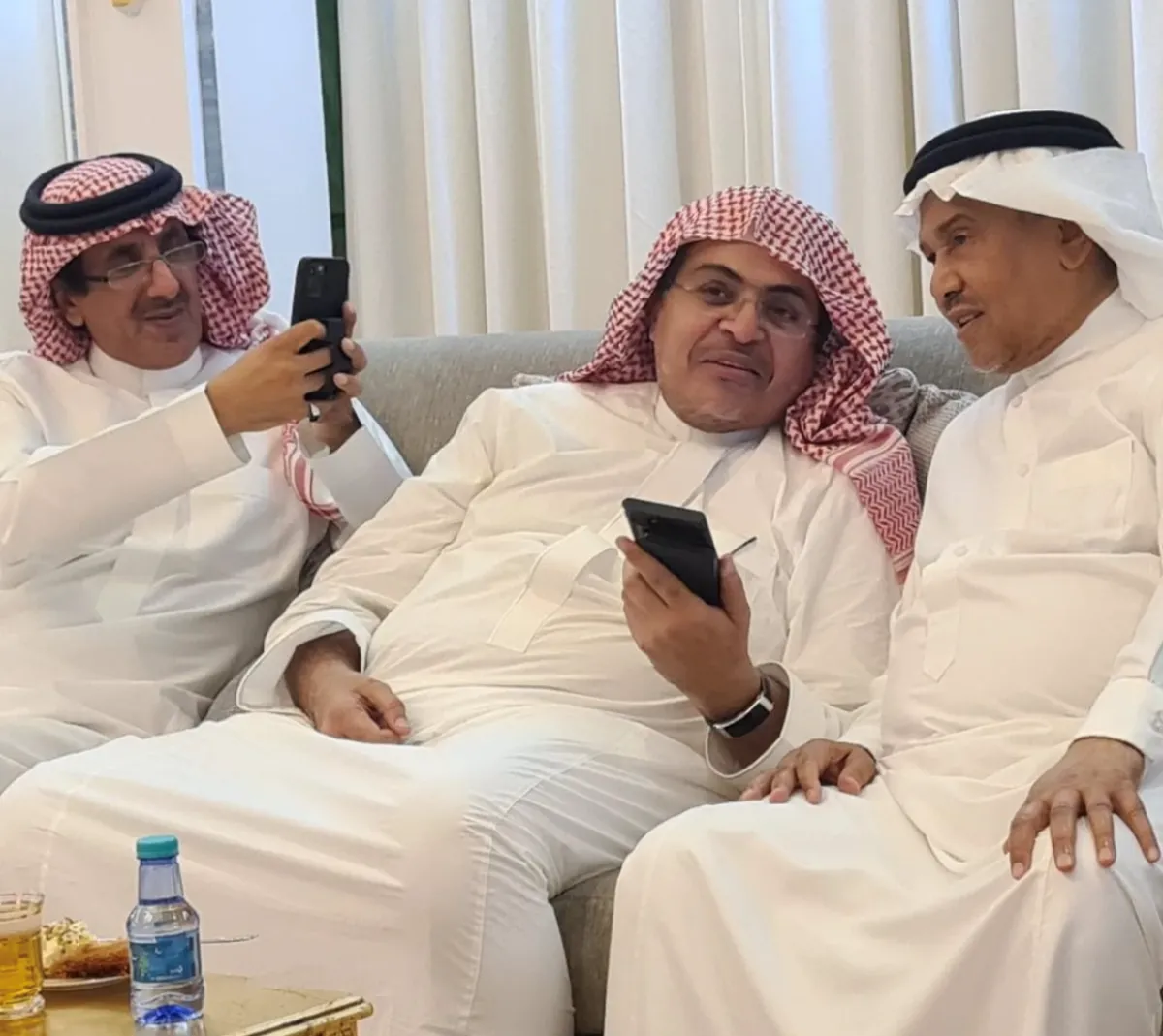 سليمان الصقعبي واحمد بن باز برفقة الفنان في حفل السحور- الصورة من حساب علي فقندش على الانستجرام