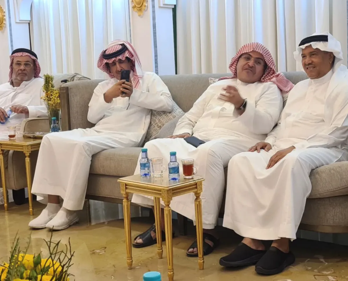 سليمان الصقعبي ومحمد عبده واحمد بن باز في حفل السحور- الصورة من حساب علي فقندش على الانستجرام